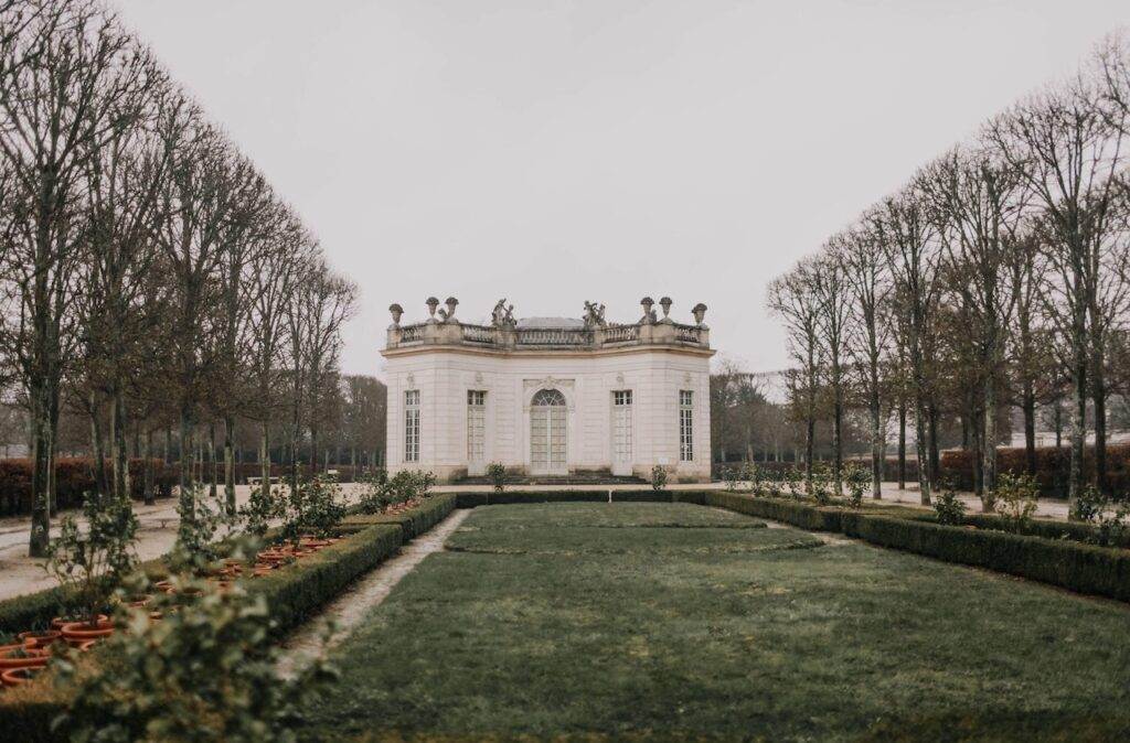 Descoperă Grădinile de la Versailles din Franța.
