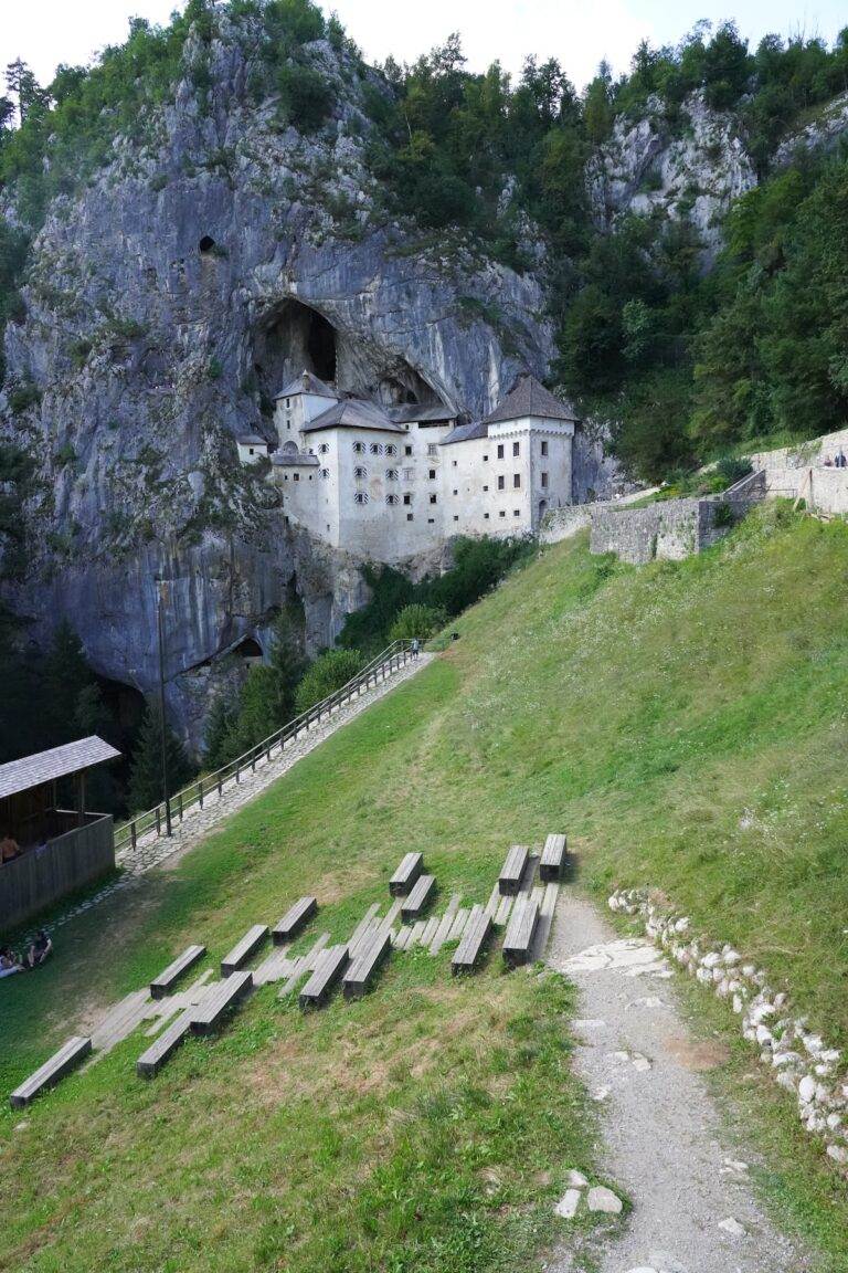 Descoperă peștera Postojna din Slovenia.