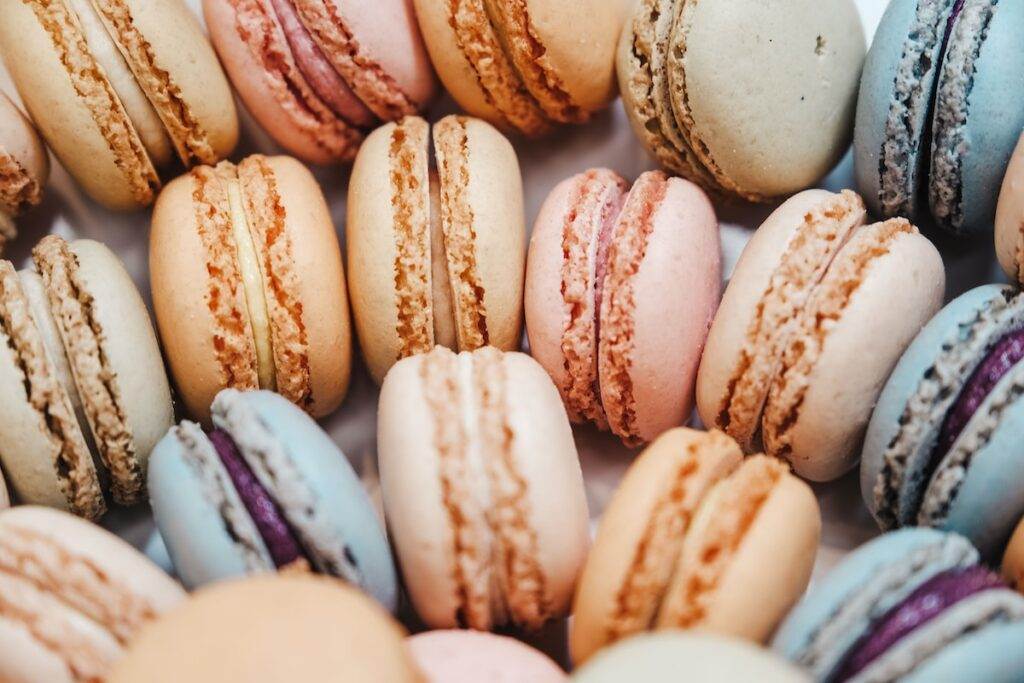 &Icirc;nvață să faci macarons la o patiserie din Paris, Franța.
