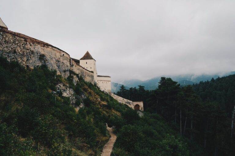 Vizitează Castelul Huniazilor din Rom&acirc;nia.