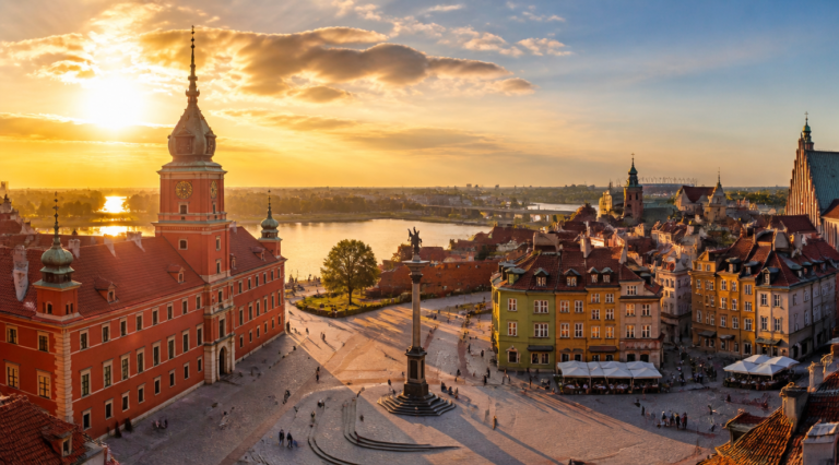 Panoramic golden hour view of Warsaw Old Town (Stare Miasto) showcasing the meticulously reconstructed historic architecture, with the Royal Castle on the left, Sigismund's Column in the center of Castle Square, colorful baroque tenement houses, warm sunset light reflecting on the Vistula River in the background, ultra-detailed photorealistic travel photography, cinematic composition, 8K resolution, vibrant yet warm color palette, slight haze in the distance, modern and historic elements blending harmoniously