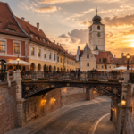 Piața Mică din Sibiu cu Podul Minciunilor și Turnul Sfatului, la ora de aur