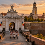 Porțile albe monumentale ale Cetății Alba Carolina din Alba Iulia, cu garda &icirc;n uniforme de epocă