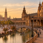 Plaza de Espa&ntilde;a din Sevilla la ora de aur, cu catedrala și Giralda &icirc;n fundal